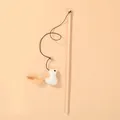 Juguete de varita de madera para gatos con cascabel y pluma suave sobre fondo beige liso - Varita de Madera Pollo