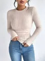 Vista dettagliata della trama a costine di una maglia beige a maniche lunghe con girocollo - XS / Top / Albicocca