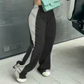 Detailansicht der zweifarbigen Damen-Sweathose mit weitem Bein in Schwarz und Grau. - Schwarz
