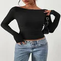 Primo piano di un top corto a maniche lunghe nero da donna con scollo a barchetta e maglia a coste - XS / Top / Nero
