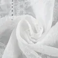 Vue détaillée en gros plan de la broderie anglaise blanche complexe et du beau tissu - S / Haut Et Bas / Blanc