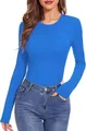 Detalle de una camiseta de manga larga azul entallada para mujer con cuello redondo - Azul