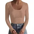 Nahaufnahme eines beigen, gerippten Langarm-T-Shirts für Damen mit schmaler Passform - Khaki