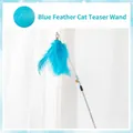Bacchetta interattiva per gatti con piume blu, campanellino e lunga asta glitterata - Stile Piuma / Blu