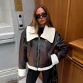 Klassische braune Kunstlederjacke mit weißem Lammfellimitat für warme Wintertage - L / Oberteile / Braun