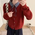 Vista de detalle de cárdigan de punto rojo con cuello de camisa de cuadros y lazo - Talla única / Tops / Burdeos