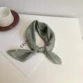 Petit foulard carré en coton et lin vert à pois, accessoire de mode respirant pour femme - Style à Pois (Image Principale 62) / Vert Haricot à Pois