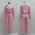 Vue détaillée de face et de dos d'un ensemble chemise à manches longues et pantalon rose. - S / Haut Et Bas / Rose