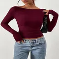 Vista dettagliata del crop top bordeaux da donna con scollo a barca e maglia a coste - Borgogna
