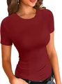 Détail d'un t-shirt à manches courtes côtelé bordeaux avec coupe ajustée et col rond - S / Hauts / Bordeaux