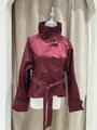Vista frontale di un elegante trench corto bordeaux con collo alto e cintura in vita - Taglia S / Top / Borgogna