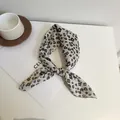Élégant foulard carré en coton et lin imprimé floral de 58 cm pour femme en blanc - Style Fleuri Léopard (Image Principale 63) / Imprimé Blanc Crème