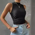 Gros plan sur un haut court noir sans manches en dentelle résille avec col montant - S / Haut (Gilet) / Noir