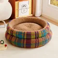 Cama redonda de felpa para mascotas con cuadros coloridos e interior de forro polar - Plaid a Cuadros con Manta