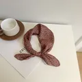 Foulard carré en coton et lin marron de 58 cm à motif floral pour femme - Style Fleuri (Image Principale 64) / Rouge Brique Fleuri