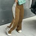 Detailansicht der Damen-Jogginghose mit weitem Bein und elastischem Bund. - Braun