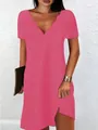 Dettaglio di un abito rosa a maniche corte con scollo a V smerlato e muro materico - Rosso rosa
