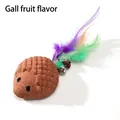 Gioco per gatti a forma di riccio all'erba gatta con piume colorate e campanellino - Giocattolo Riccio con Piume (Galla)
