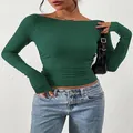 Dettaglio di un crop top verde a maniche lunghe con scollo a barca in maglia a coste. - Verde Scuro