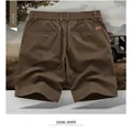 Vue arrière de bermuda cargo marron pour homme avec taille élastique et poches utilitaires - M / Bas / Brun Foncé