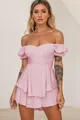 Combishort rose chic à épaules dénudées avec manches à volants et taille haute ajustée. - Rose
