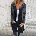 Stijlvolle lange damesjas met denim patchwork design en klassieke reverskraag detail - XL / Tops / Zwart