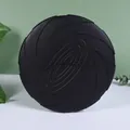 Gedetailleerd zicht op zwarte siliconen hondenfrisbee met spiraalpatroon en tekst - S (15cm Diameter) / Zwart