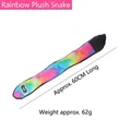 Regenbogen Plüschschlange Hundespielzeug, langlebiges Quietschspielzeug für Haustiere - Kobra Stil / Länge ca. 63cm / Regenbogen-Augenschlange