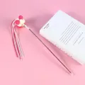 Rosafarbene Katzenangel im Feen-Stil mit bunten Quasten, Pompons und einem Glöckchen. - Fuchsia