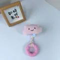 Primo piano di un giocattolo di peluche rosa a forma di nuvola con anello gommato - Ciambella in Striscia di Tessuto Nuvola / 19*11cm