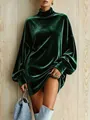 Detail van een donkergroene fluwelen coltrui in oversized pasvorm met rijke textuur - S / Tops / Groen