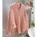 Dettaglio della trama del maglione rosa con scollo a V e trecce in stile oversize - Taglia unica / Top / Rosa