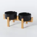 Set di due ciotole in ceramica nero opaco per animali con supporto in bambù rialzato - Matte Black Bowl with Raised Bamboo Stand
