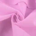 Gros plan sur un tissu en coton rose montrant des volants doux et une maille fine. - S / Haut Et Bas / Rose