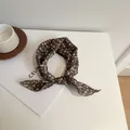Carré de soie en coton et lin à fleurs 58cm style élégant marron foncé - Style Fleuri (Image Principale 68) / Marron Foncé Fleuri