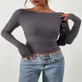 Dettaglio del crop top a maniche lunghe a coste grigio scuro con elegante scollo a barca. - XS / Top / Grigio scuro