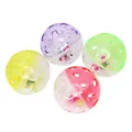 Gedetailleerd overzicht van gekleurde holle plastic vogelspeelballen met belletjes - Set van 4