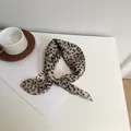 Foulard carré élégant en coton et lin imprimé léopard 58 cm pour femme chic - Style Léopard (Image Principale 69) / Léopard Tons Terre