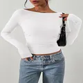 Dettaglio di un crop top bianco a maniche lunghe con scollo a barchetta in maglia a coste - XS / Top / Bianco