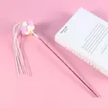 Feen-Katzenangel mit rosa Pompons und weißen Quasten für verspielte Wohnungskatzen - Lila