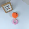 Dettaglio di un giocattolo sonoro in peluche per cani con anello in gomma rosa - Ciambella in Striscia di Tessuto Carota