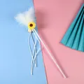 Bacchetta interattiva per gatti con piume bianche, decoro girasole e campanellino - Bacchetta Piuma Girasole per Gatti