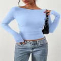 Vista dettagliata di crop top da donna blu chiaro in maglia a costine con scollo a barca - Azzurro