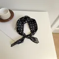 Élégant carré de coton et lin à pois noirs et blancs noué avec style pour femme - Style à pois noir et blanc (Image principale 71) / 58*58cm / Pois Noir Blanc