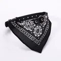 Vista dettagliata del collare a bandana nero per animali con motivo paisley bianco - Taglia S / Nero