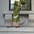 Gonna midi elegante in finta pelle verde oliva per donna con design a vita alta - Taglia S / Pantaloni e gonne / Verde oliva