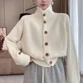 Cárdigan de punto crema vintage con cuello alto y botones de madera - Talla única / Tops / Blanco