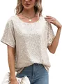 Elegantes goldenes Pailletten-Kurzarm-Oberteil für Damen mit Accessoires und Jeans. - S / Oberteile / Gold