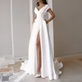Vista detallada del elegante vestido largo blanco con abertura alta y tejido satén - S / Vestidos / Blanco