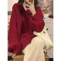 Dettaglio di un pesante maglione rosso con scollo a V a trecce, vestibilità ampia per l'inverno. - Taglia unica / Top / Borgogna